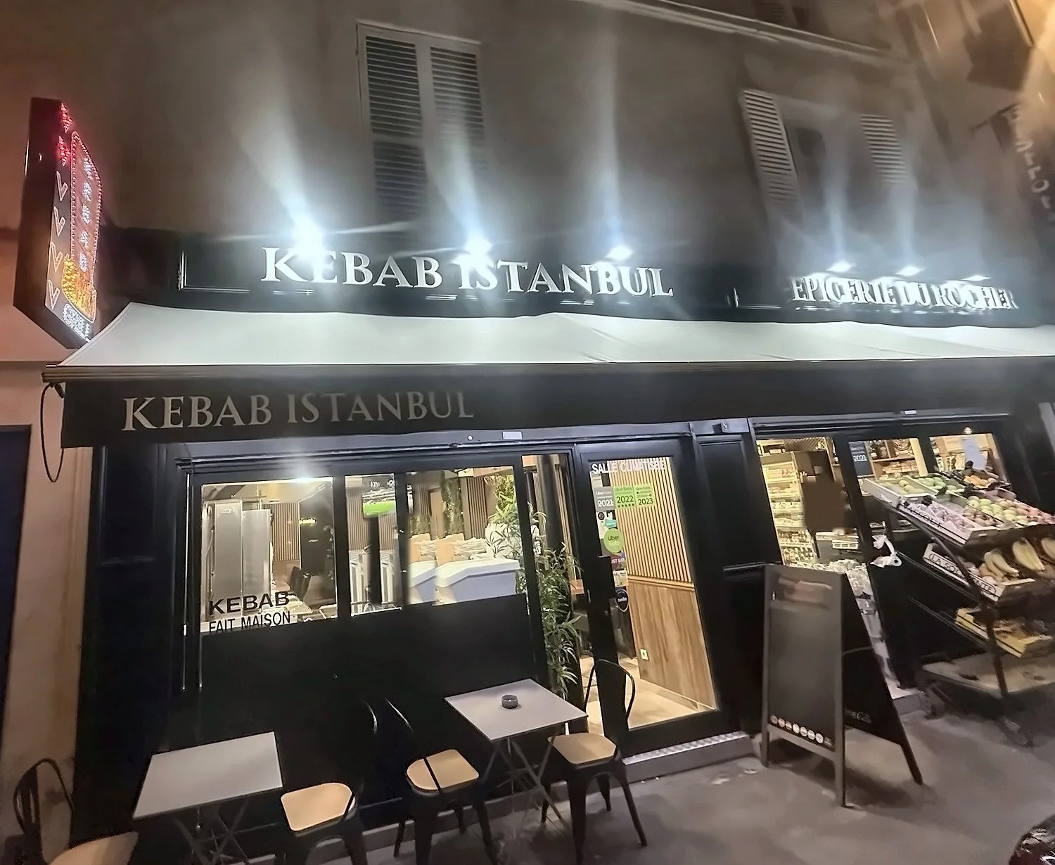 Façade de nuit du restaurant Kebab Istanbul au 90 rue du Rocher à Paris 8e